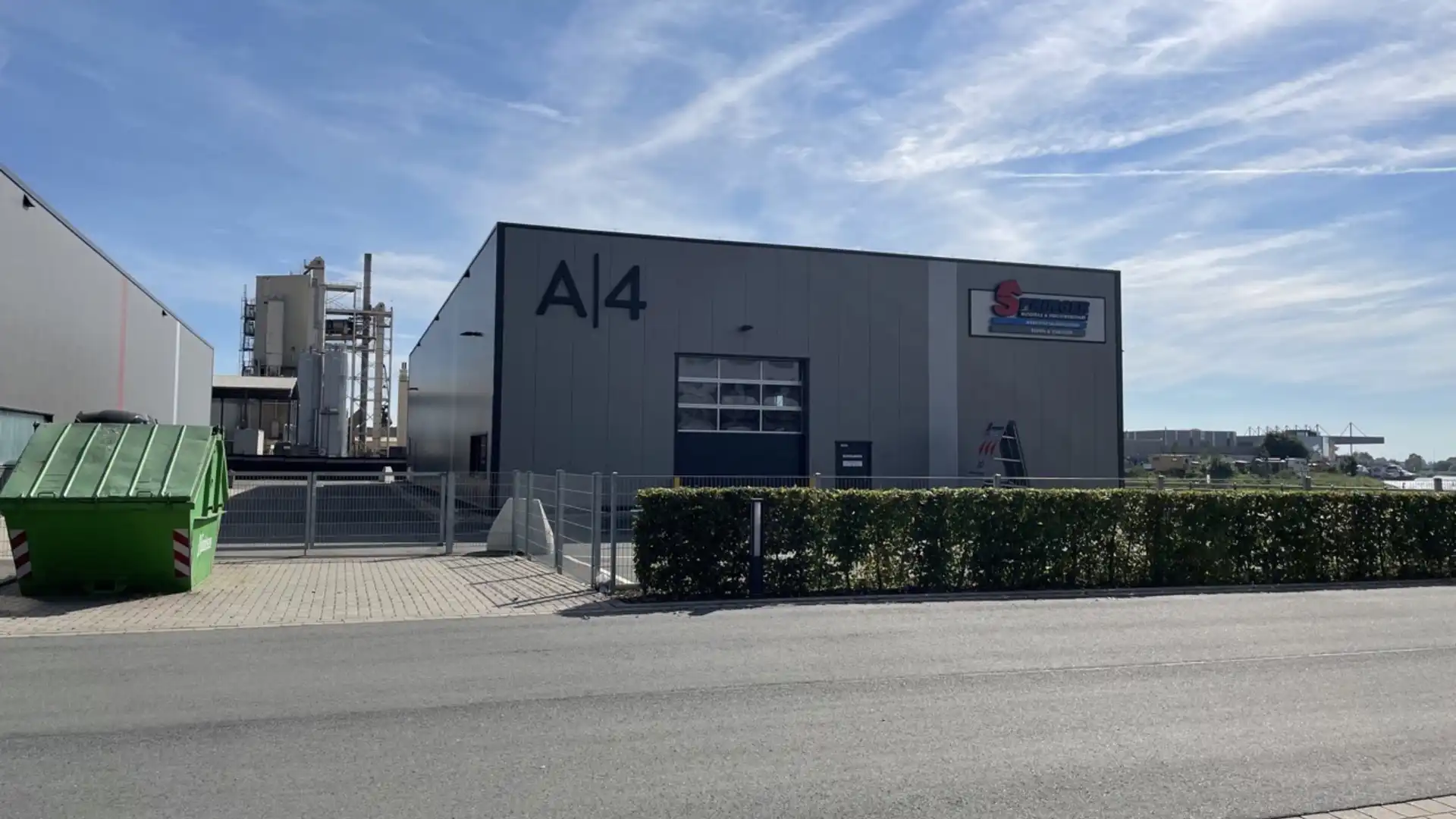 Foto der Halle A4 am Allerkai. Abgebildet ist eine große Halle mit Wareneingang.