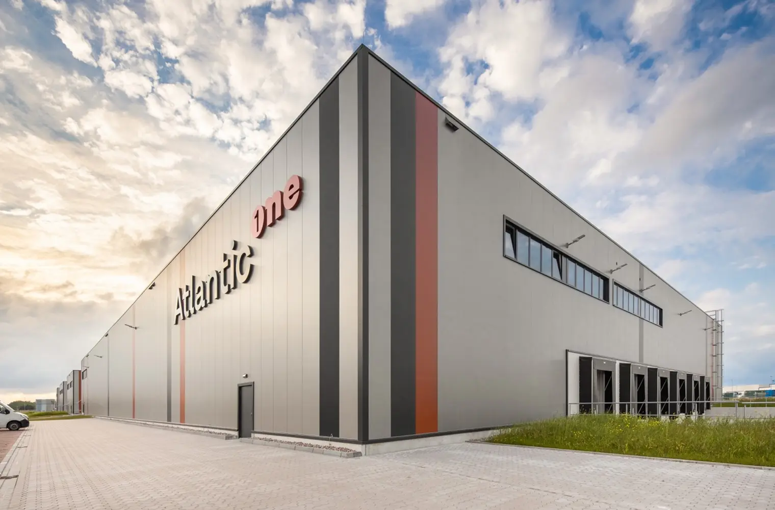 Foto der Halle "Atlantic one". Abgebildet ist eine große Gewerbehalle mit Fenstern im oberen Bereich und diversen Verlademöglichkeiten für LKW. Auf der linken Seite des Gebäudes befindet sich der Schriftzug "Atlantic one".